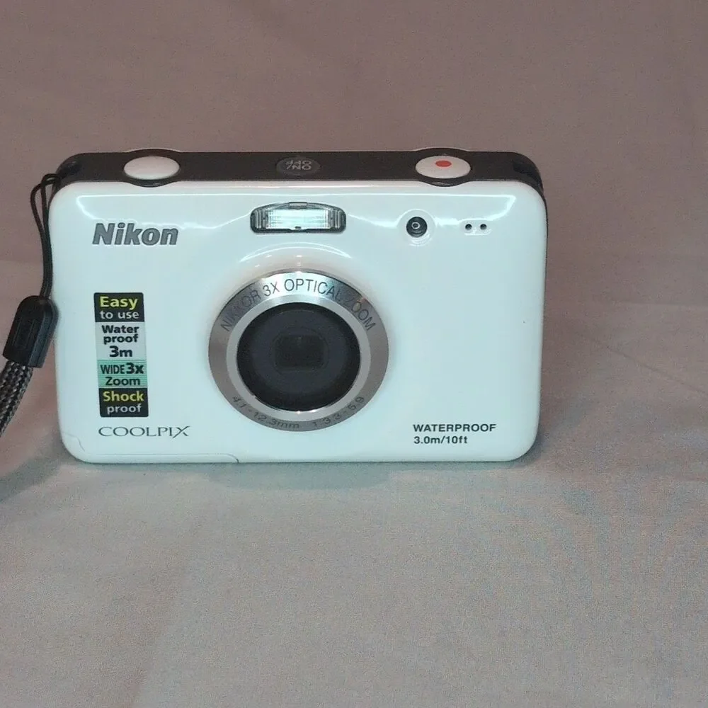 Nikon COOLPIX S30 10.1MP Digital Camera Waterproof White As Is Read